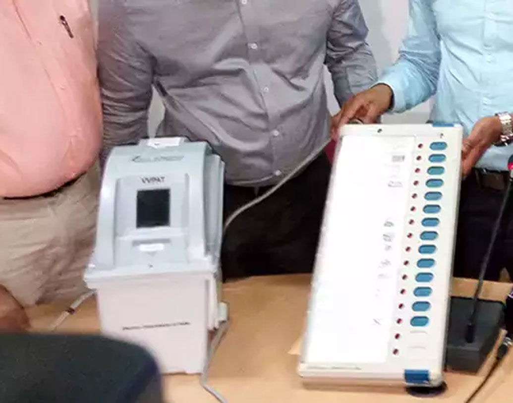 ২০০১ সালে নিউ ইয়র্কে প্রথম এই পদ্ধতিতে ভোট গ্রহণ হয়। এর ফলে বুথের প্রিসাইডিং অফিসার ভোটের শেষে মিলিয়ে নিতে পারবেন, ক’টা প্রকৃত ভোট হয়েছে আর ক’টা ভোট জমা পড়েনি। এতে অনেক ক্ষেত্রেই পুনর্নির্বাচন এড়িয়ে যাওয়া যায়, বলছেন বিশেষজ্ঞরাই।