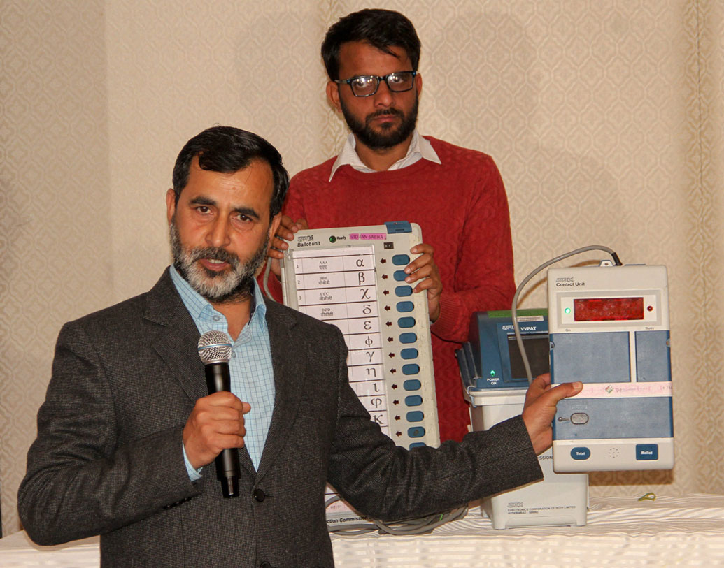 নির্বাচন কমিশন ২০১৩ সালে ভিভিপ্যাটের ব্যবহার করতে নির্দেশ দেয় সুপ্রিম কোর্ট। ২০১৪ সালের নির্বাচনে এটি প্রয়োগ করা হয়।কিছু দফায় ব্যবহার করা হয়েছিল। সব ক্ষেত্রে নয়।