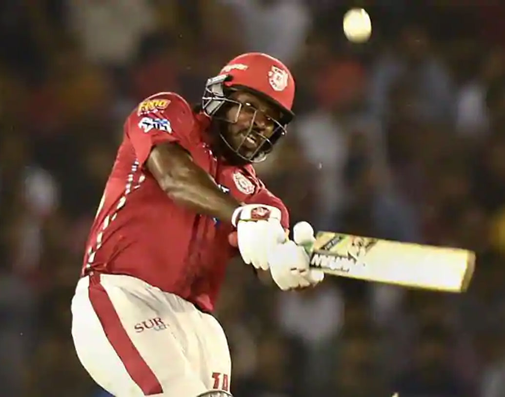 ক্রিস গেইল: ৩৯ বছরের এই তারকা ক্রিকেটারকে কিংস ইলেভেন পঞ্জাব কিনেছিল ২ কোটি টাকায়। ইউনিভার্স বস গত বারও ছিলেন রান স্কোরারের তালিকার একেবারে উপরের দিকে। বয়স হলেও এ বারেও তিনি চমকে দিতে পারেন বিপক্ষকে।