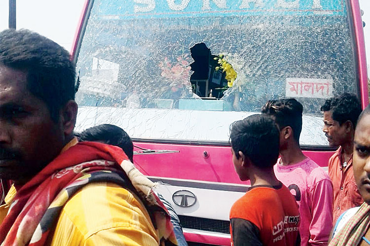 রোষ: বিক্ষুব্ধ জনতা এই বাসটিতেই ভাঙচুর চালায়। মানিকচকে। নিজস্ব চিত্র