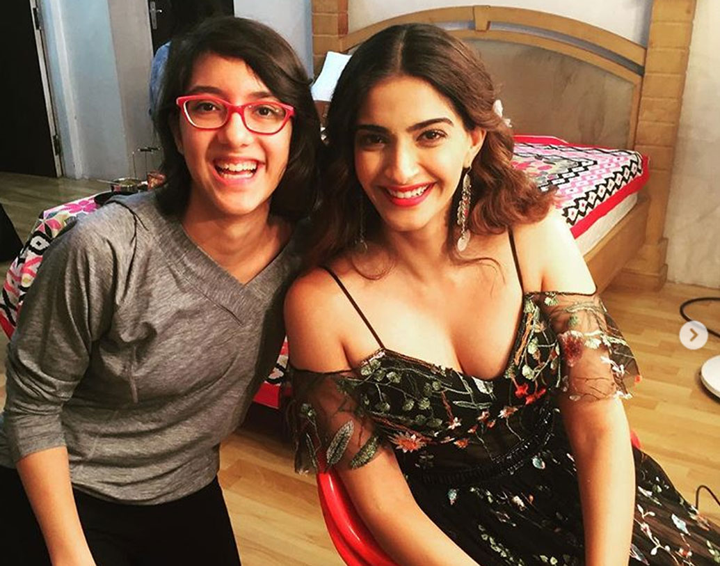 জুনির বাবা বলিউডের এক বিখ্যাত পরিচালক। তাঁর বাবার একটি ছবি সম্প্রতি মুক্তি পেয়েছে। সেখানে অভিনয় করেছেন সোনম কপূর।