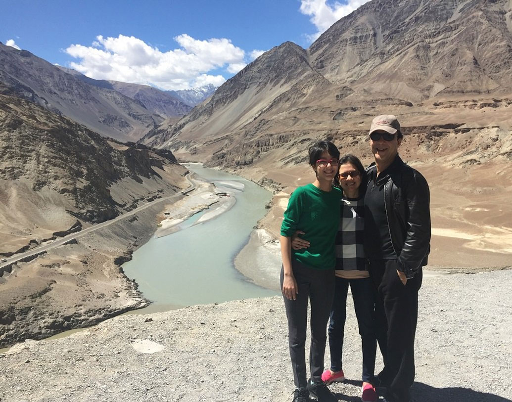 এ বার নিশ্চয়ই বুঝতে পারছেন বলিউড পরিচালক বিধুবিনোদ চোপড়ার মেয়ে জুনি। তাঁর মা সাংবাদিক অনুপমা চোপড়া।