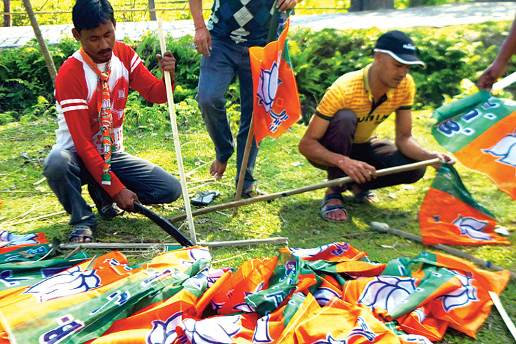 আলিপুরদুয়ারে প্রচারের প্রস্তুতি বিজেপির। ছবি: নারায়ণ দে