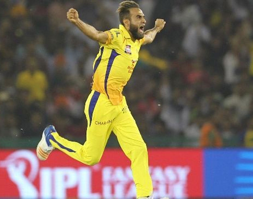 একদিকে অভিজ্ঞতা, অন্যদিকে তারুণ্য, দুইয়ের মিশেলে টিম হয়ে ওঠে চমৎকার। চেন্নাই সুপারকিংসে সবচেয়ে বয়স্ক ক্রিকেটারের উপরে কিন্তু ভরসা রাখছে দল। দক্ষিণ আফ্রিকার তারকা, বছর উনচল্লিশের ইমরান তাহির, তাঁদের একজন। ৩৮ ম্যাচে ৫৩ উইকেট নিয়েছেন তিনি আইপিএলে।