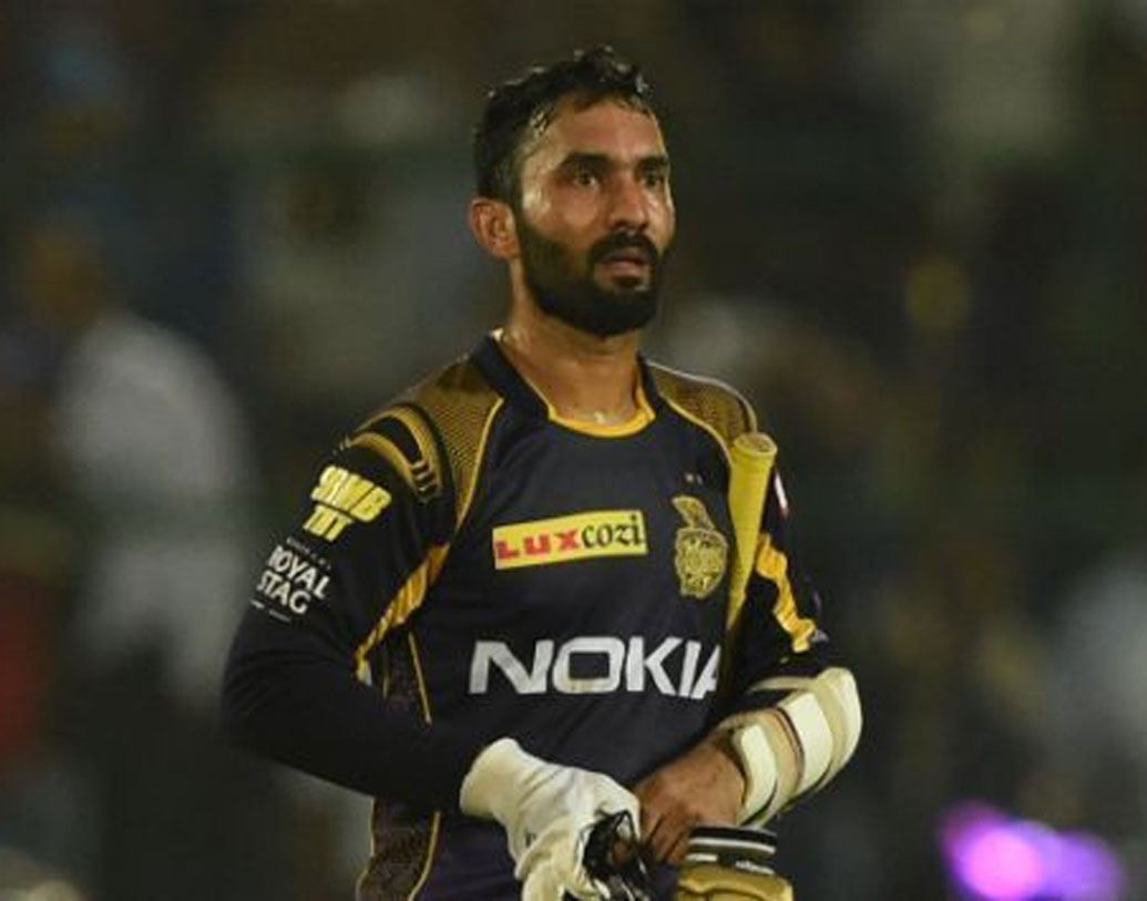 কলকাতা নাইট রাইডার্সের সবচেয়ে বয়স্ক ক্রিকেটার দীনেশ কার্তিক। ৩৩ বছরের এই উইকেটকিপার-ব্যাটসম্যান কেকেআরের অন্যতম ভরসা। দলের অধিনায়কও তিনি। তাই তাঁর অভিজ্ঞতা জরুরি তো বটেই।