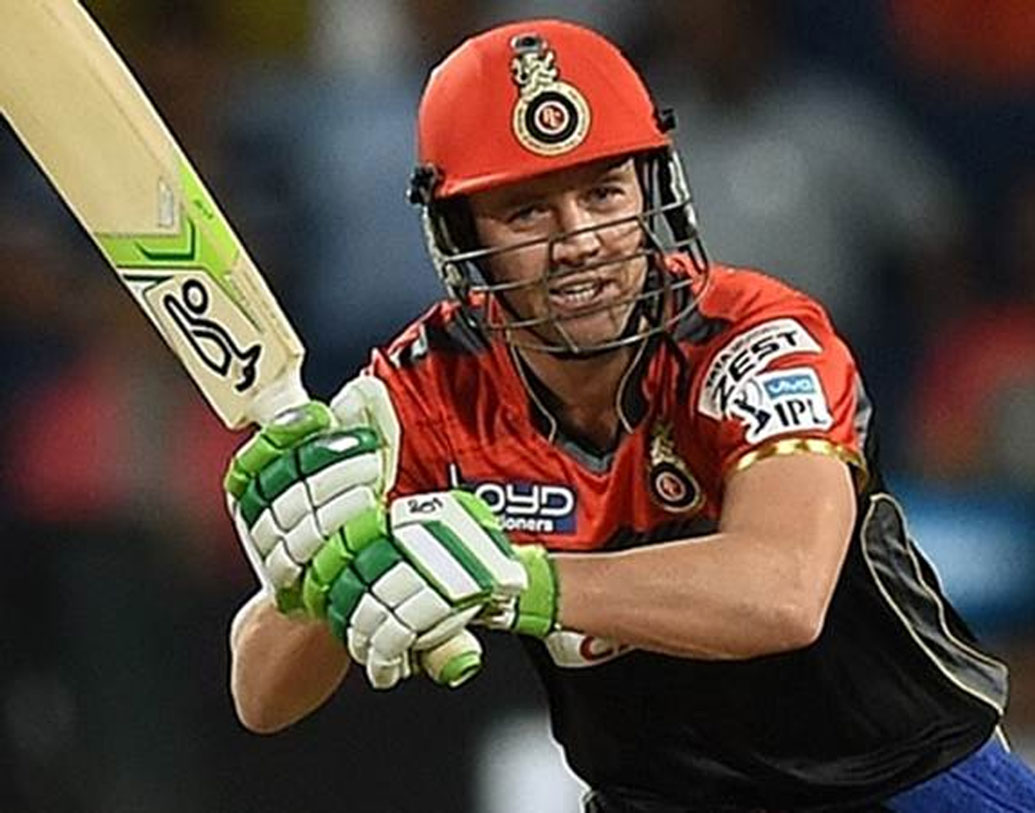 রয়্যাল চ্যালেঞ্জার্স বেঙ্গালুরুর এবি ডে’ভিলিয়ার্স সুপারহিউম্যান ব্যাটিং প্রসেসে বিশ্বাসী। দলে সবচেয়ে বয়স্ক ক্রিকেটার তিনিই। বয়স ৩৫। তাঁর ফিল্ডিং দেখে চমকে যান ক্রিকেট অনুরাগীরা। কোহালির মতোই আরসিবির বড় স্তম্ভ এবি।