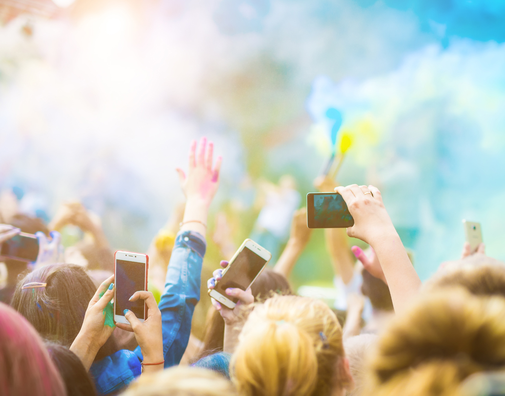 স্মার্টফোনের ক্ষেত্রে আইপি৬৭ ও আইপি৬৮ রেটিং রয়েছে। এগুলি আন্তর্জাতিক মানের। আইপি৬৮ রেটিং থাকলে তা ধুলো বা আবির থেকে ফোনকে বাঁচাবে, আবির-ধুলো লাগলেও ক্ষতি হবে না। ১.৫ মিটার গভীর জলে ডুবে গেলেও ৩০ মিনিট পর্যন্ত কাজ করবে এটি।