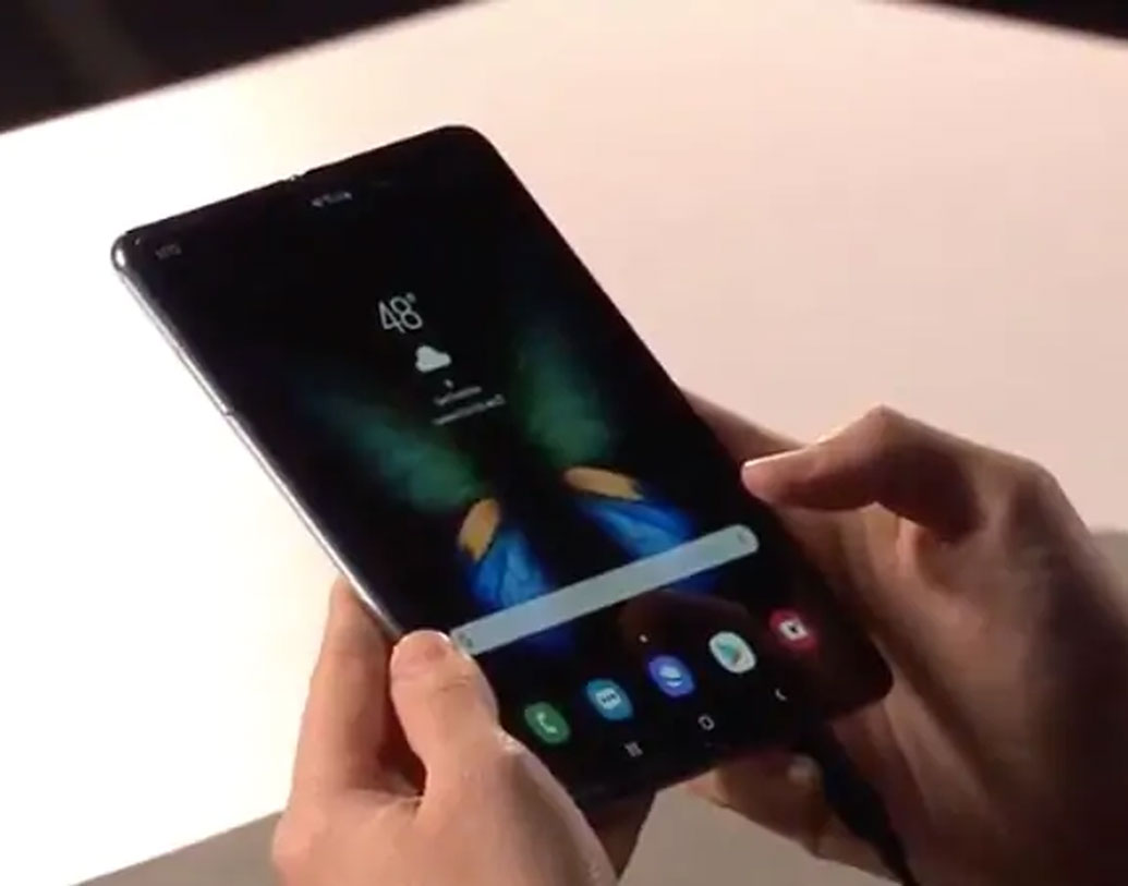 স্যামসাং গ্যালাক্সি এস ১০, স্যামসাং গ্যালাক্সি এস ১০ প্লাসও রঙ খেলার সময় একটু আবির বা রঙে ক্ষতিগ্রস্ত হবে না। স্যামসাং গ্যালাক্সি এস ১০ই-র ক্ষেত্রেও রয়েছে ‘ডাস্ট প্রুফ’, ‘ওয়াটার রেজিট্যান্ট’ আইপি৬৮ রেটিং।