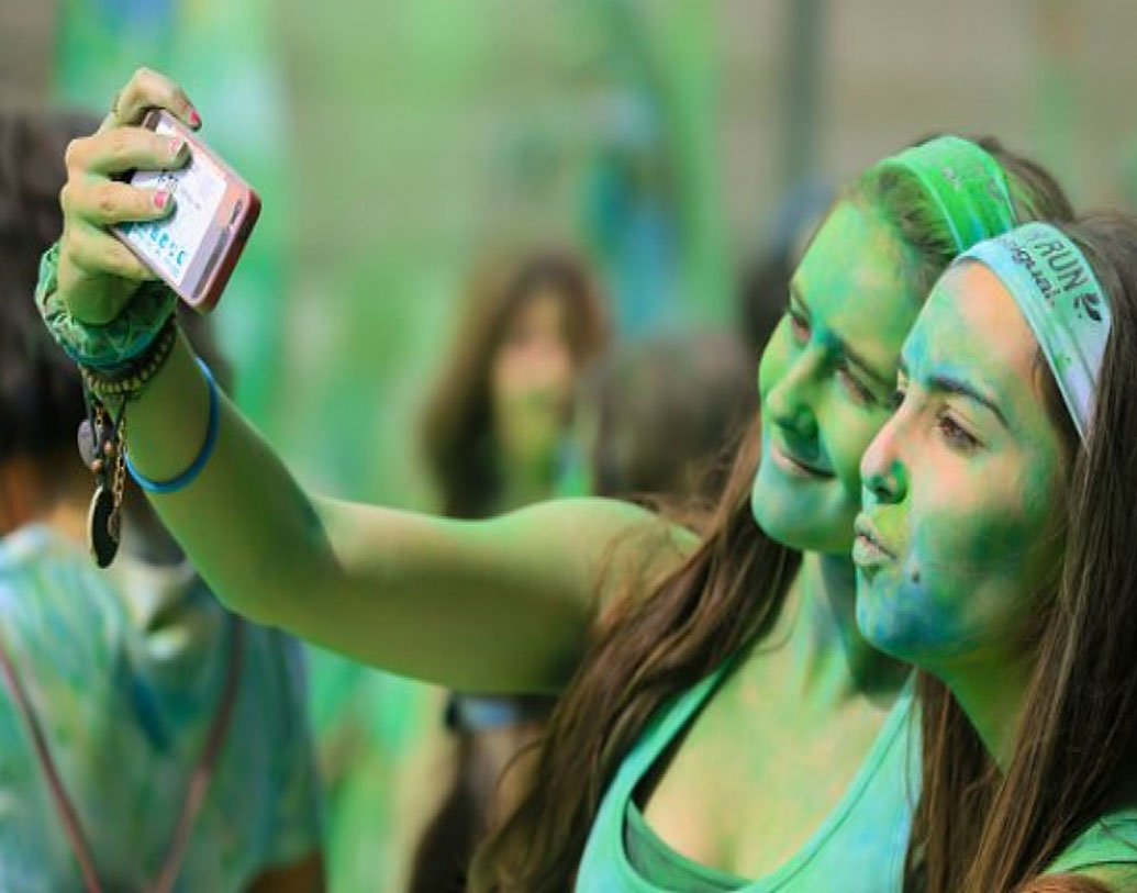 ভারতে লঞ্চ হওয়া অনার বা রিয়ালমি-র ক্ষেত্রে কোনও রকম অফিসিয়াল আইপি রেটিং নেই। দোলের দিন আনন্দ করলেও রঙ বা আবির থেকে ফোনগুলির দূরত্ব বজায় থাকাই ভাল, বলছেন বিশেষজ্ঞরা।