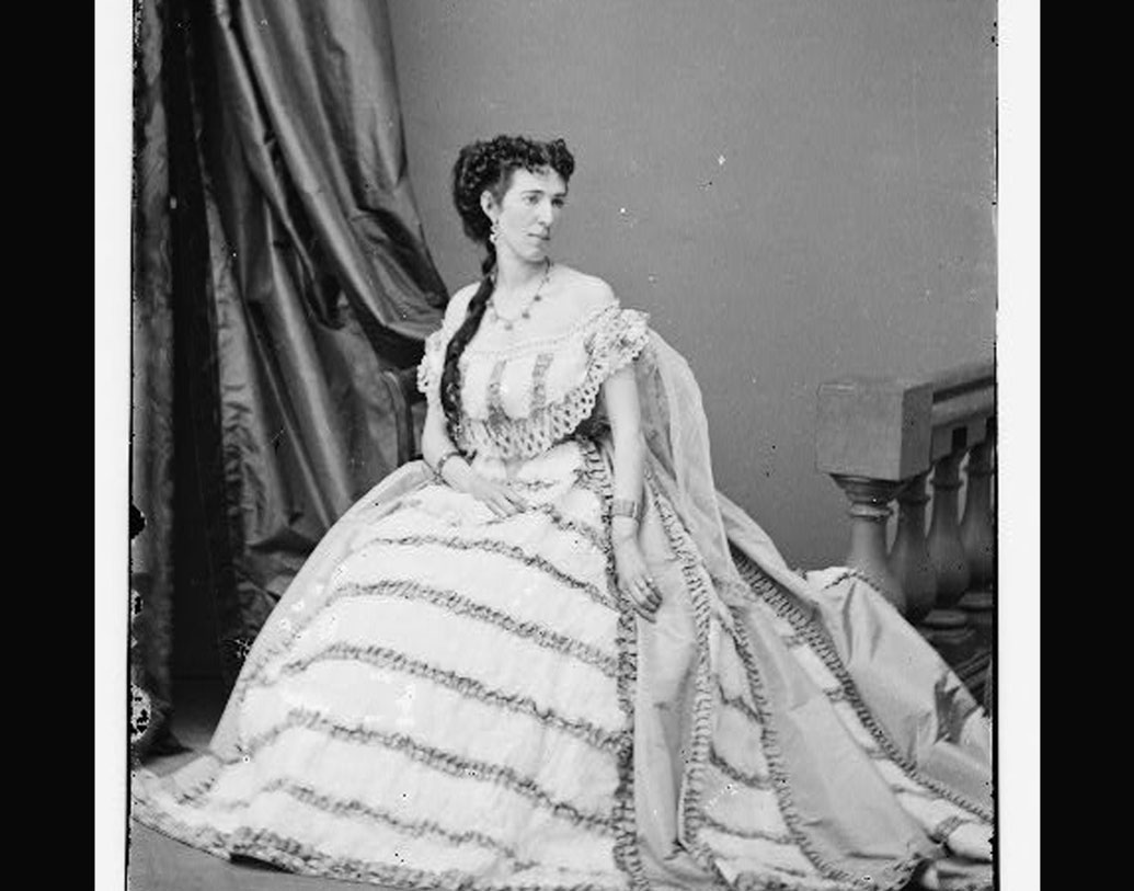 অফ শোল্ডার গাউন পরেছেন বোঝা যাচ্ছিল সেটাও। ফলে তিনি অভিজাত সেটাও স্পষ্ট। ১৯ শতকের মহিলাদের পোশাকই পরেছিলেন তিনি। চুলের স্টাইলও তেমনই। মাঝখানে সিঁথি কাটা। তবে মহিলার পরিচয় কোথাও খোদাই করা নেই। (প্রতীক ছবি)