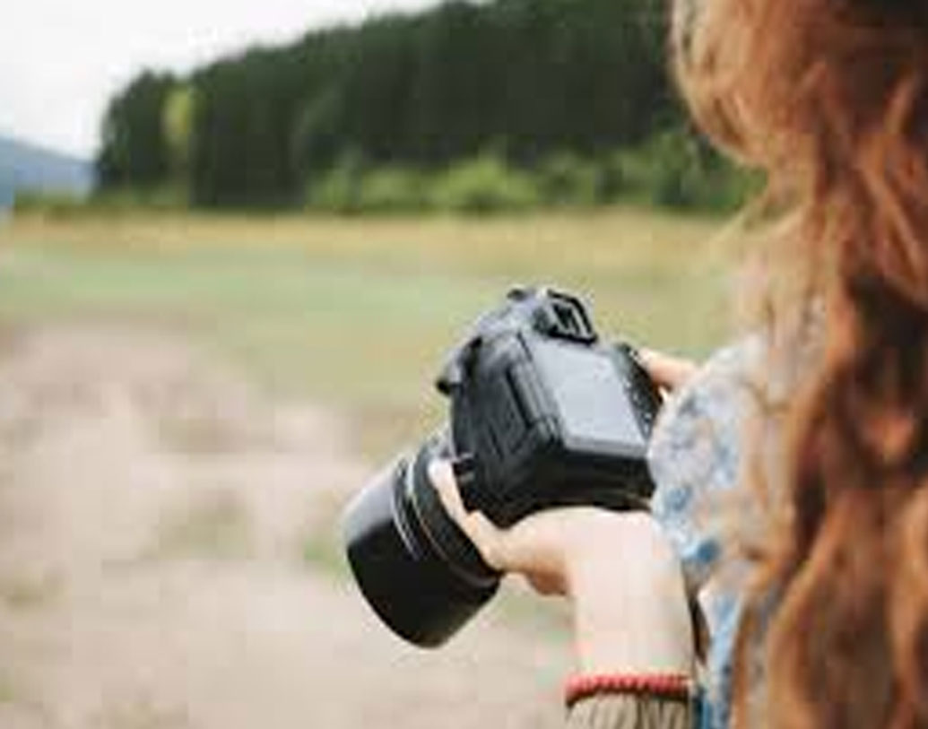 তাই বহু বছর পর ডিজিটাল ক্যামেরা যখন এল, তখন এক বন্ধুর কাছে সেই ক্যামেরা নিয়ে ছবি তুললেন চার ইঞ্চির সেই ধাতব নেগেটিভের। ছবি তোলার পরই তাঁর মনে হল, এত ভাল ডিজিটাল ক্যামেরায় তোলা ছবি, এবার তো ডেভেলপ করাই যেতে পারে।