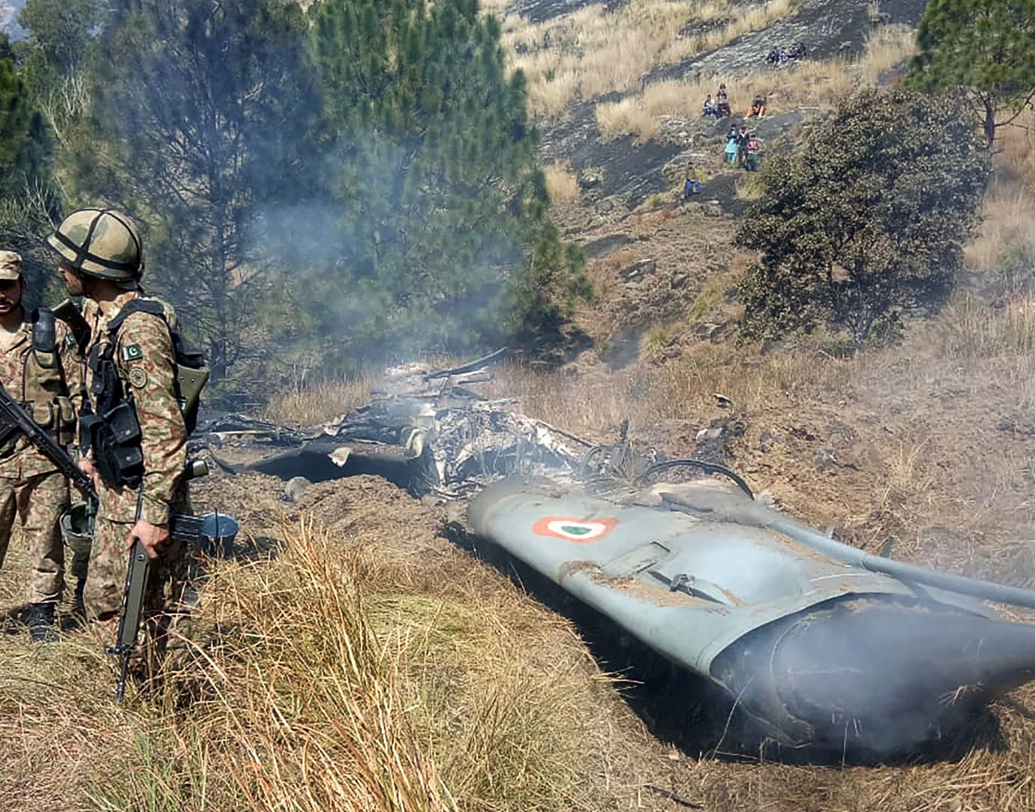 তার উত্তর মিলল কিছু ক্ষণের মধ্যেই। খবর এল, পুঞ্চ ও রজৌরি সেক্টরে হামলা চালিয়েছে পাক বায়ুসেনা। নিয়ন্ত্রণ রেখার কাছে পাক বিমান দেখেই জবাব দিতে নিমেষে আকাশে ওড়ে ভারতের যুদ্ধবিমান। তেমনই এক পাক এফ ১৬ –কে তাড়া করে ভারতের মিগ ২১ বাইসন। তার পর?