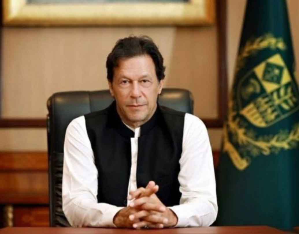 এর পর ঘরে-বাইরে চাপের মুখে নতিস্বীকার করতে বাধ্য হয় পাকিস্তান। পাক প্রধানমন্ত্রী ইমরান খান সে দেশের ন্যাশনাল অ্যাসেম্বলিতে দাঁড়িয়ে ২৮ ফেব্রুয়ারি, বৃহস্পতিবার ঘোষণা করেন শান্তির বার্তা দিতেই ভারতীয় পাইলটকে ফেরানো হবে। ওয়াঘা-অটারী সীমান্ত দিয়ে তাঁকে শুক্রবারই ফেরানো হবে বলে জানান ইমরান।