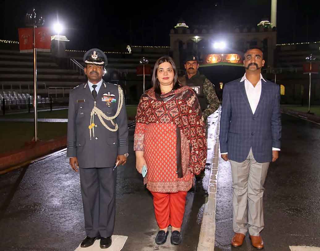 সেখানে অভিনন্দনকে দেওয়া হয় ভিসা। ইমিগ্রেশনের পরে কাস্টমসের কাজের প্রক্রিয়া শেষ করে তাঁর শারীরিক নানা পরীক্ষা হয়। নিশ্ছিদ্র নিরাপত্তার মধ্যে দিয়ে তাঁকে সীমান্ত পর্যন্ত পৌঁছে দেন ইসলামাবাদে ভারতীয় দূতাবাসের এয়ার অ্যাটাাশে গ্রুপ ক্যাপ্টেন জে ডি কুরিয়েন ও পাক বিদেশ মন্ত্রকের ডিরেক্টর ফারেহা বুগতি।