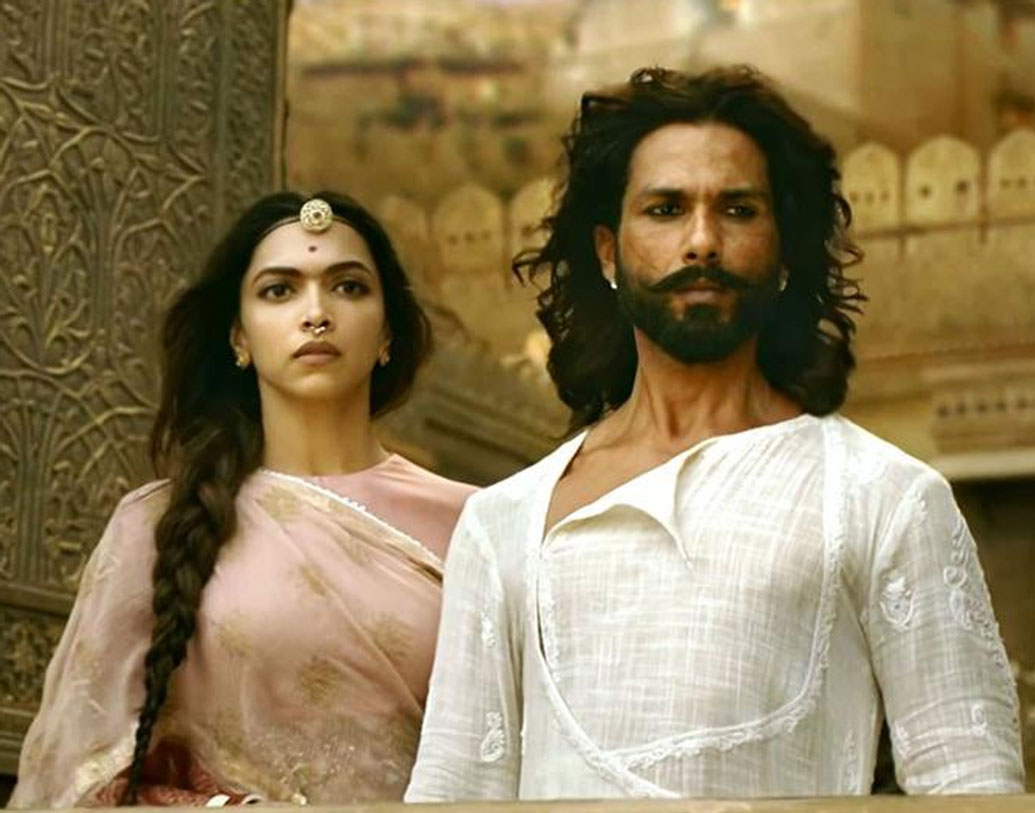 দীপিকা পাড়ুকোনের সঙ্গে ‘পদ্মাবত’ ছবিতেও দেখা গিয়েছে তাঁকে। আনিশার গ্ল্যামারে মজেছে বি টাউন। লম্বা দৌড়ের ঘোড়া বলা হচ্ছে তাঁকে। কারণ তিনি ধীর গতিতে ভাল কাজ করার দিকেই এগোতে চান।