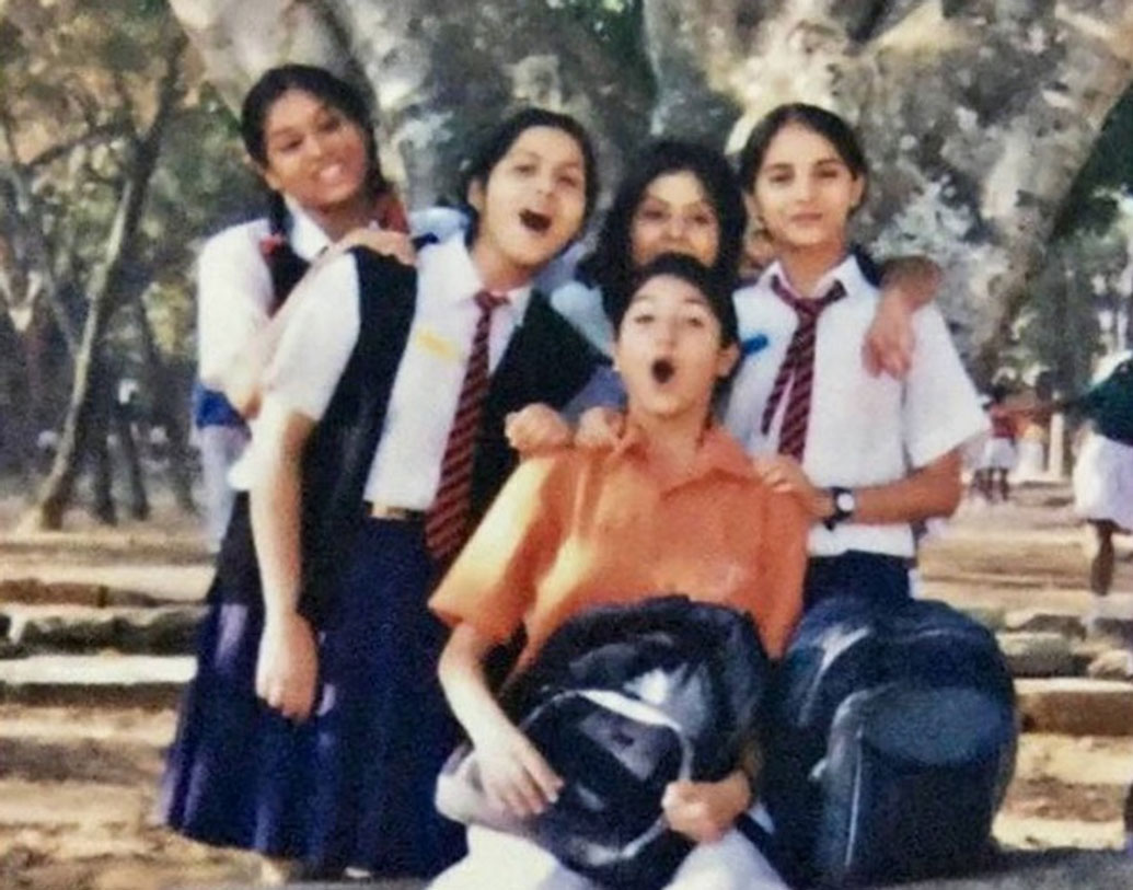 অনুষ্কা শর্মা বেশ কিছুদিন আগে এই ছবিটি শেয়ার করেছিলেন। বেঙ্গালুরুর আর্মি পাবলিক স্কুলে পড়ার সময় বন্ধুদের সঙ্গে তোলা ছবিতে মধ্যমণি তিনি। ফটোগ্রাফার ‘সে চিজ’ বলতেই তিনি ‘থ্যাঙ্ক ইউ’ বলছিলেন, সেই সময় ছবিটি তোলা হয়। নায়িকা নিজেই সোশ্যাল মিডিয়ায় জানিয়েছিলেন সে কথা। মুহূর্তে ভাইরাল হয় সেটি।