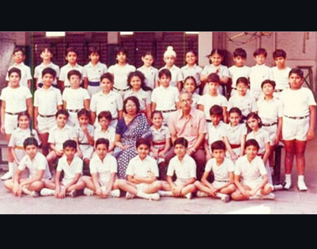 মুম্বইয়ের ক্যাথিড্রাল অ্যান্ড জন ক্যানন হাই স্কুলের কৃতি ছাত্রী আমিশা পটেল। স্কুলের শিক্ষকরাও ভেবেছিলেন, আমিশা বড় হয়ে শিক্ষাজগতেই থাকবেন। কিন্তু ‘কহো না পেয়ার হ্যায়’ ছবির পর রাতারাতি তারকা হয়ে যান তিনি। ছবিতে দুই শিক্ষকের মাঝে বসে রয়েছেন খুদে আমিশা।