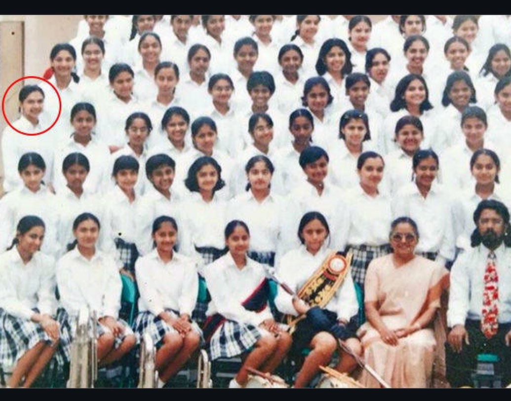 দীপিকা পাড়ুকোনের স্কুল ছিল দিল্লিতে। স্কুলের সঙ্গে মন দিয়ে ব্যাডমিন্টনটাও খেলতেন তিনি। স্কুলে সবাই তাঁকে পছন্দ করতেন বহুমুখী প্রতিভার কারণে। কারণ নাচেও দক্ষ ছিলেন ‘পিকু’ নায়িকা।