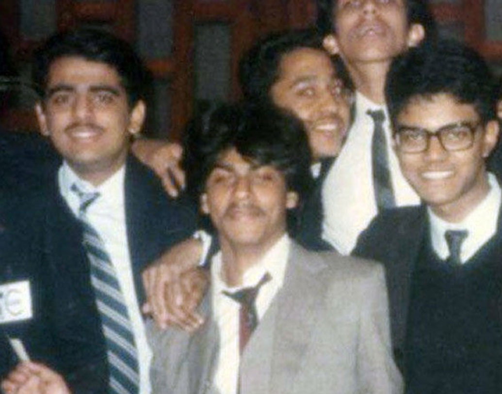 শাহরুখ খান স্কুলে বরাবরই মধ্যমণি ছিলেন। দিল্লির সেন্ট কলম্বাস স্কুলে পড়ার সময় থেকেই থিয়েটার করতেন শাহরুখ। স্কুলে মেধাবী ছাত্র হিসেবে সুনাম ছিল তাঁর।