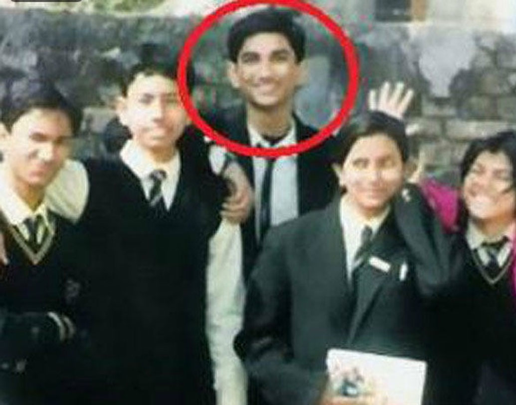 সুশান্ত সিংহ রাজপুত প্রথমে পটনার সেন্ট করেন হাই স্কুল, পরবর্তীতে দিল্লির কুলাচি হংসরাজ মডেল স্কুলে পড়াশোনা করেছেন সুশান্ত। স্কুলে বেশ লাজুকই ছিলেন তিনি, নিয়মিত র‌্যাঙ্কও করতেন।