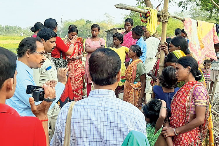 ঈশ্বরপুরে বিজ্ঞান মঞ্চ (বাঁ দিকে)। আদিবাসী সংগঠনের চিঠি। —নিজস্ব চিত্র