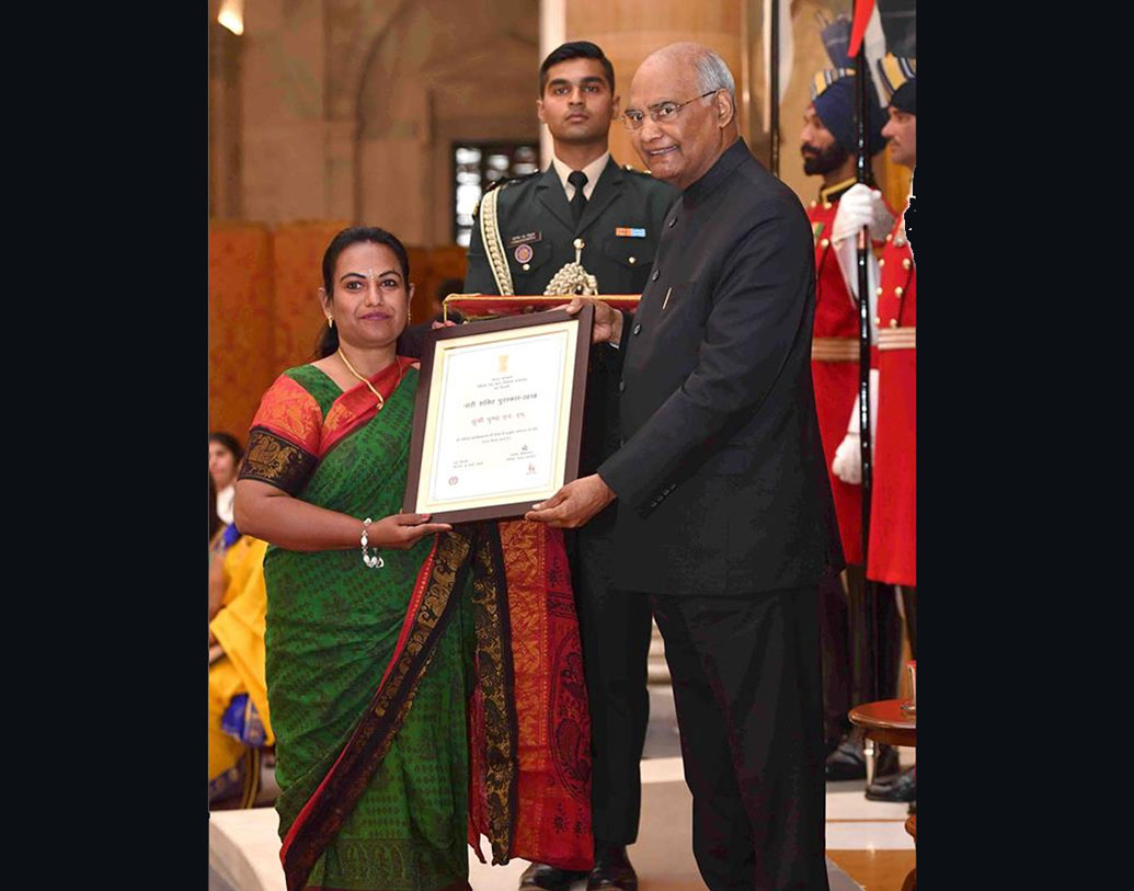 পুষ্পা রাষ্ট্রপতি রামনাথ কোবিন্দের কাছ থেকে নারীশক্তি পুরস্কার পেয়েছেন গত বছর। ২০০৭ সালে প্রথম তাঁর এক বন্ধু অনুরোধ করেন একজন দৃষ্টিহীন ব্যক্তির হয়ে পরীক্ষা দিতে। তিনি বলবেন, আর পুষ্পা লিখবেন। বন্ধুর স্বেচ্ছাসেবী সংস্থায় সেই প্রথম কাজ পুষ্পার।