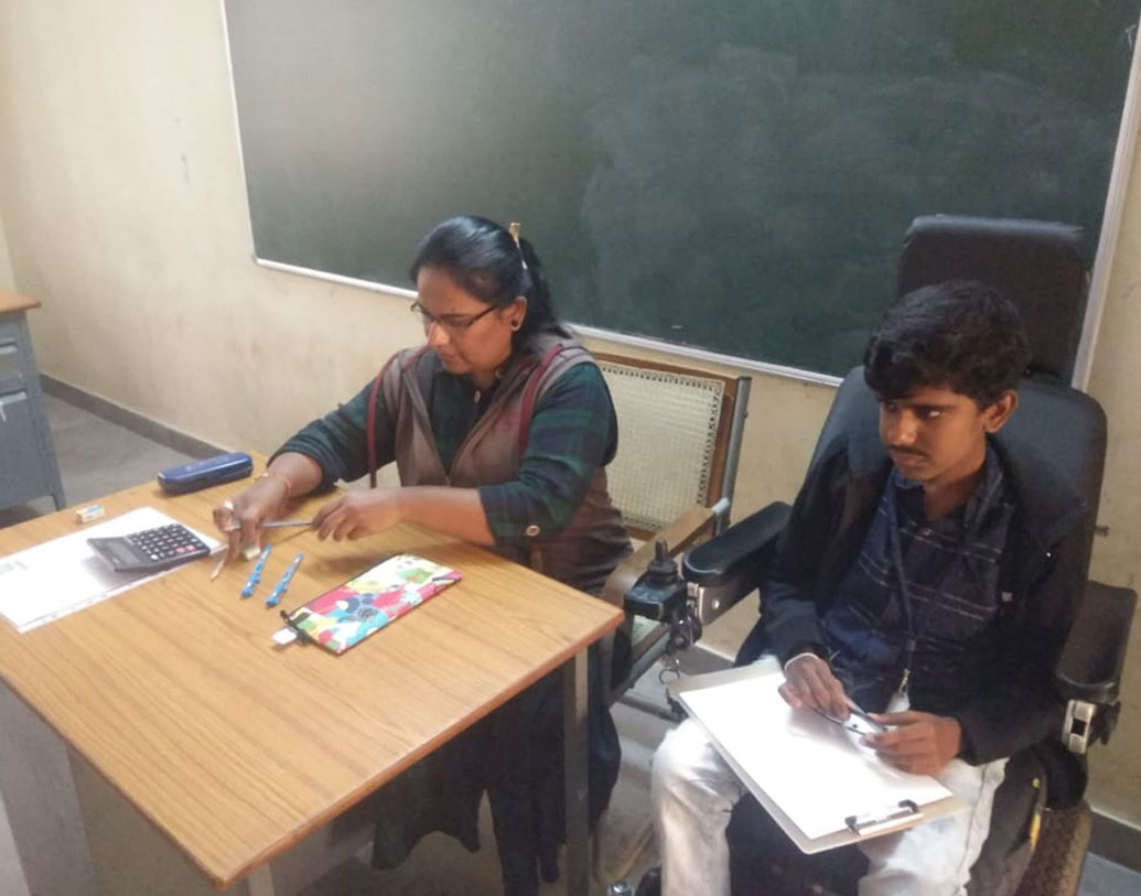 পুষ্পা বলেন, টাকার চেয়ে বেশি তাঁর বাড়িতে গুরুত্ব দেওয়া হত মন ভাল রাখার উপরেই। রাস্তাঘাট পেরোতে বহুবার সাহায্য করেছেন দৃষ্টিহীন ব্যক্তিকে।