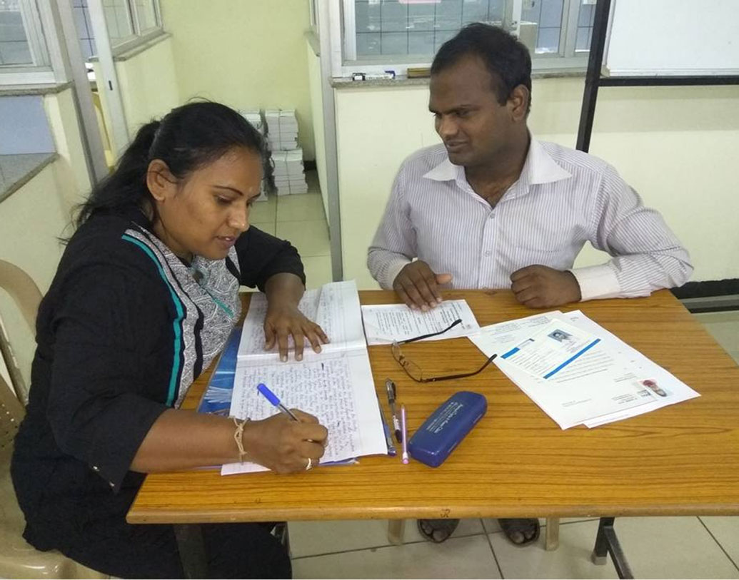 আর্থিক অনটনের মধ্যেই পড়াশোনা করেছেন তিনি। স্কুলের বেতন দিতে না পারায় পরীক্ষা হল থেকে এই পুষ্পাকেই বের করে দেওয়া হয়েছিল। পুষ্পা তখন সপ্তম শ্রেণির ছাত্রী। এক প্রতিবেশী আর্থিক সাহায্য করেন তখন।