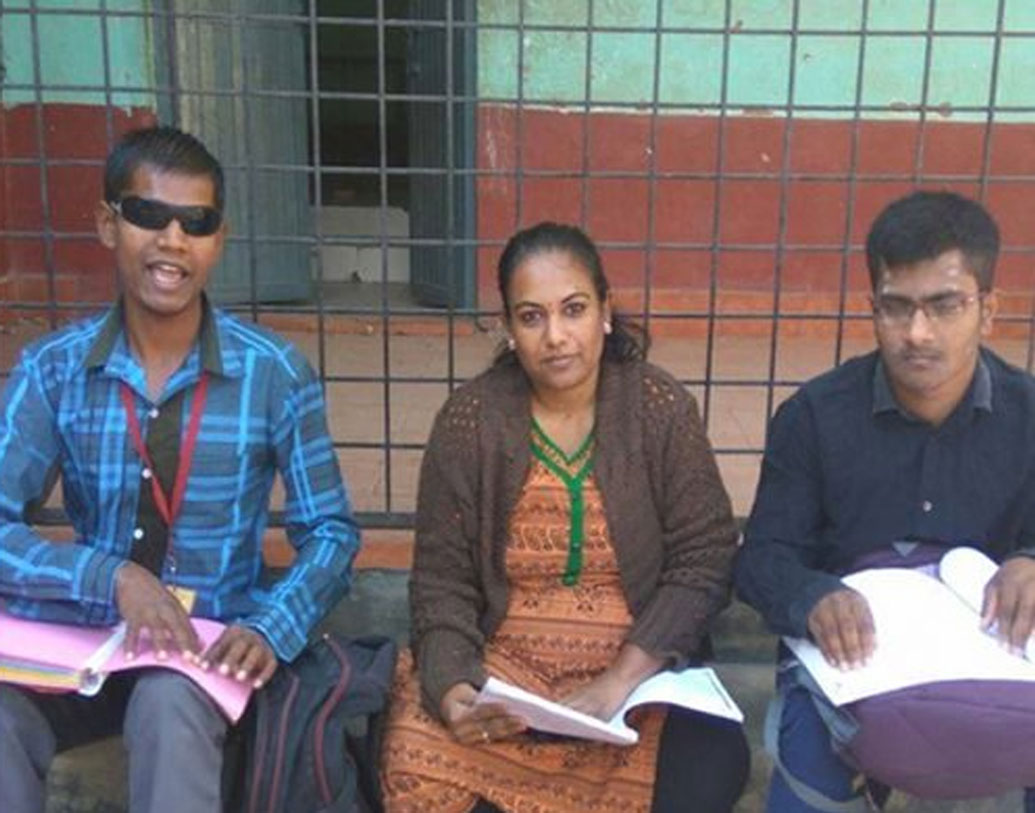 স্কুলের শেষ পরীক্ষার ফি-ও দিতে পারেননি তিনি। পোলিও আক্রান্ত এক ব্যক্তি তাঁকে আর্থিক সাহায্য করেন। পুষ্পা ভেবেছিলেন, নিজের পায়ে দাঁড়ালেই পিছিয়ে পড়া যে কোনও মানুষকে সাহায্য করবেন তিনিও।