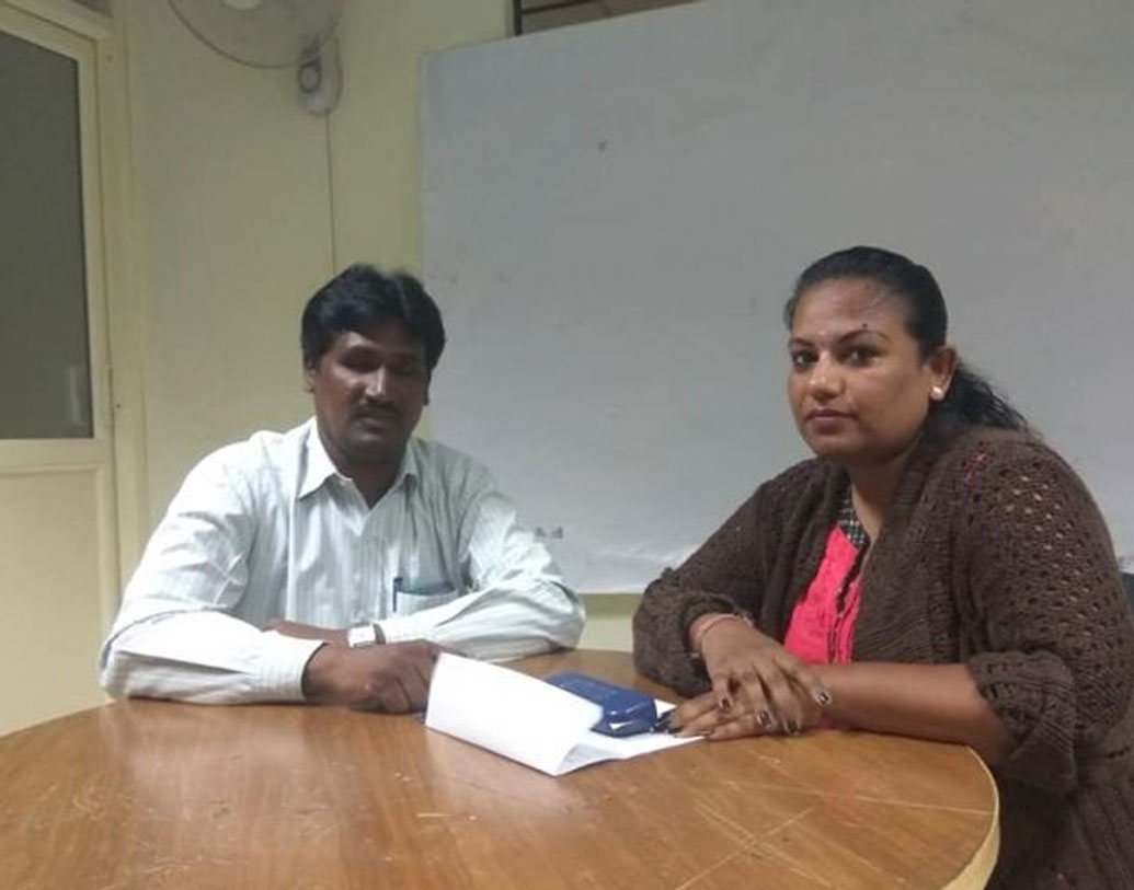 পরীক্ষার আগে পড়ুয়াদের সঙ্গে ভাব জমিয়ে নেন পুষ্পা। তিন থেকে সাড়ে তিন ঘণ্টার পরীক্ষায় না হলে ওঁদের কথা বুঝবেন কী করে। পুষ্পা নিজের অফিসেও বলে রেখেছেন। পরীক্ষা এলেই যে ছুটির প্রয়োজন হয়ে পড়ে।