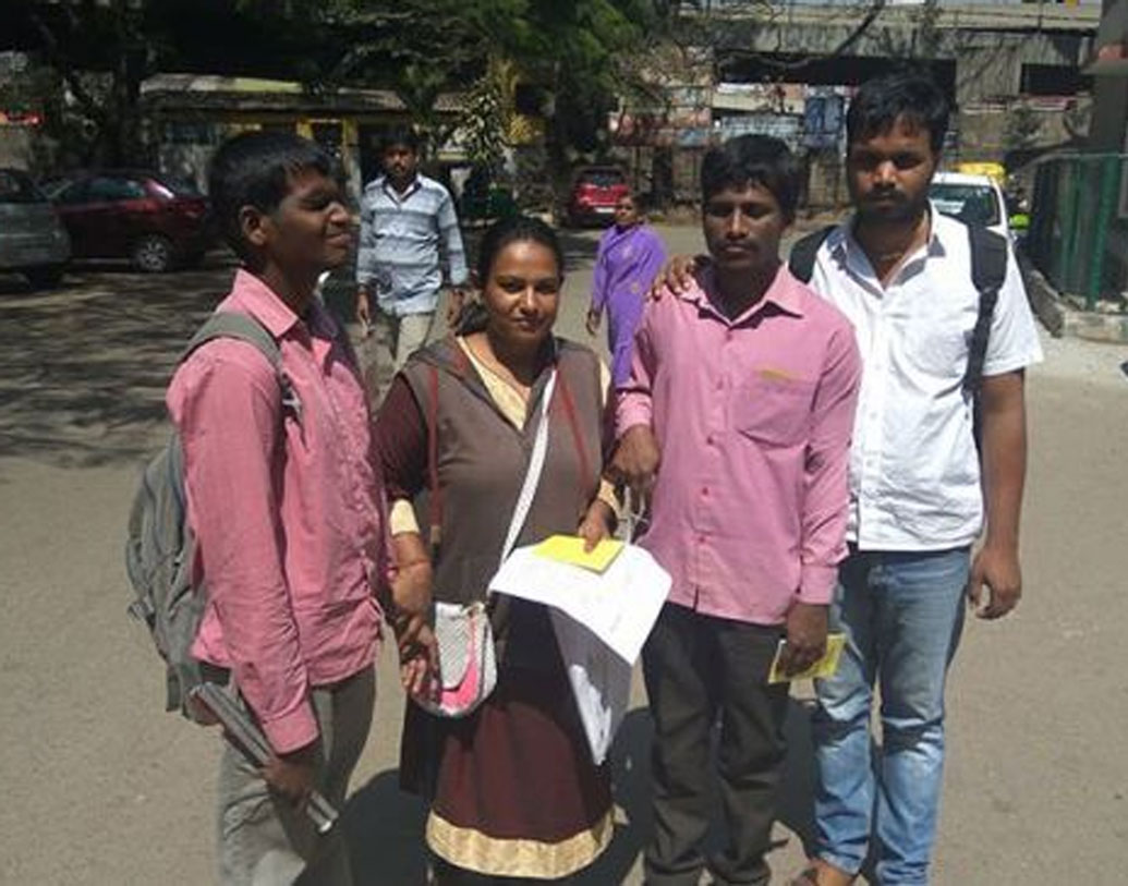 তিনি বলেন, ‘‘পড়ুয়াদের ভাবতেও তো সময় দিতে হয় পরীক্ষা হলে।’’ যিনি দৃষ্টিহীন তাঁকে প্রশ্ন পড়ে বুঝিয়ে দেন পুষ্পা। সময় যাতে নষ্ট না হয় খেয়াল রাখেন, কারণ তাঁদের ভবিষ্যতের খানিকটা পুষ্পার উপরেও যে নির্ভর করছে।