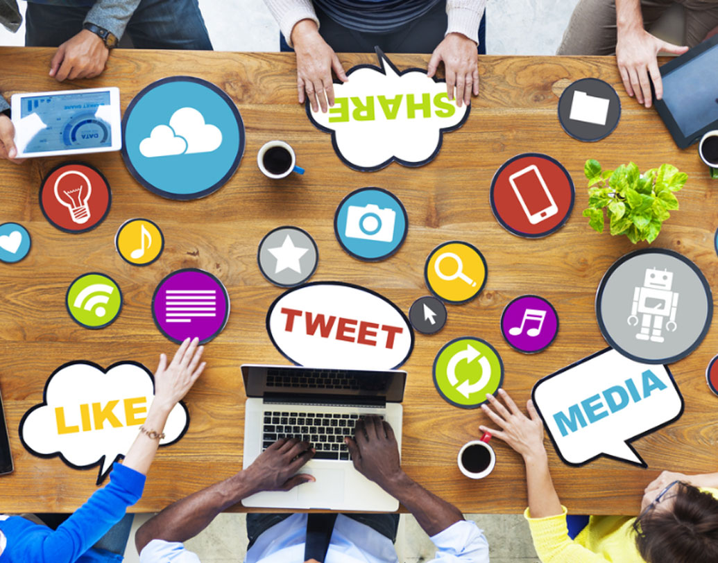 কাজের সময় একেবারেই ফেসবুক করিনা। আর হোয়াটসঅ্যাপ! অফিস গ্রুপ ছাড়া মোবাইলে তো হাত দিইই না। অফিসের এটা কিন্তু অন্যতম মিথ্যা। এরকম সহকর্মী নিশ্চই আপনার অফিসেও আছেন?