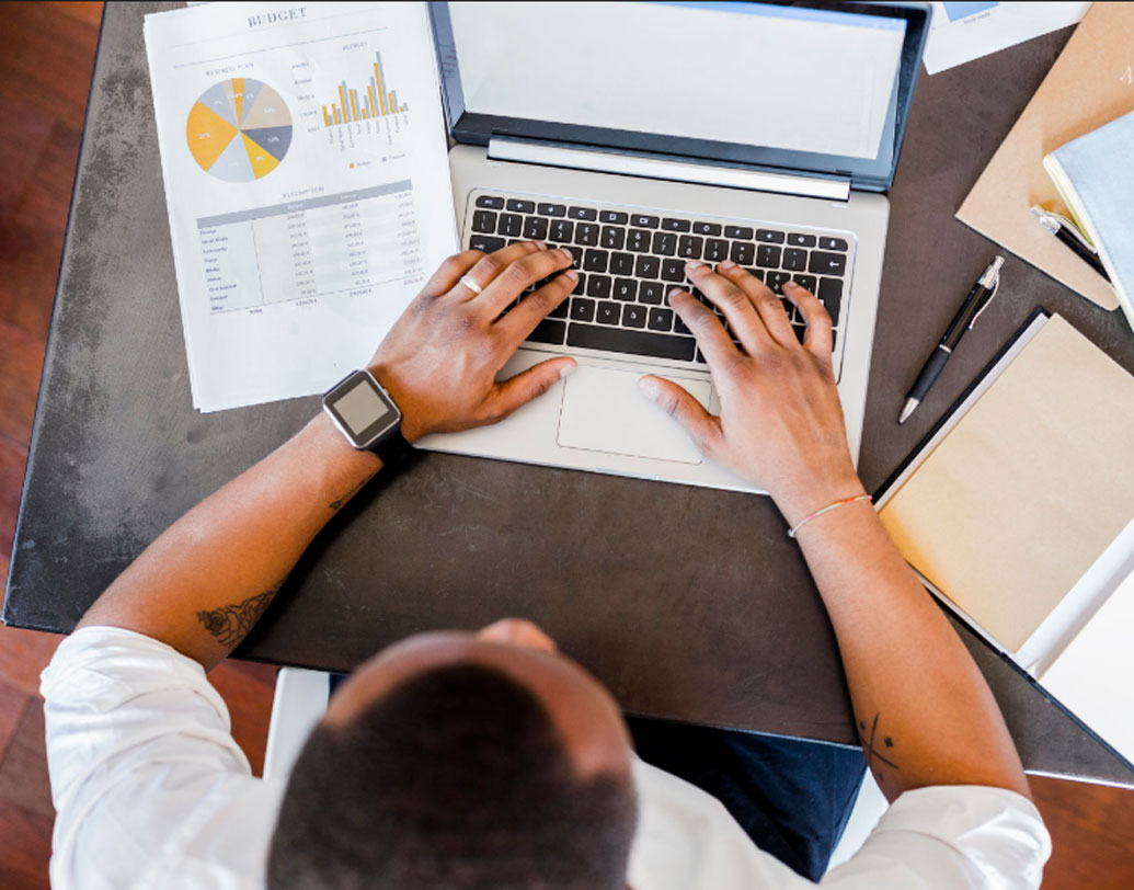 এ দিকে বস তাড়া দিয়ে যাচ্ছেন অনবরত, অথচ অনেকটা কাজ বাকি তখনও। তা হলে উপায়? এই সময়ে যেটা বেশির ভাগ মানুষ করে থাকেন তা হল ছোট একটা মিথ্যা বলা— আমি প্রায় করেই ফেলেছিলাম কিন্তু কম্পিউটার হ্যাং করে গিয়েছে। বসও খুশি আর বেশ কিছুটা সময় হাতে পেয়ে যাওয়ার জন্য আপনিও খুশি।