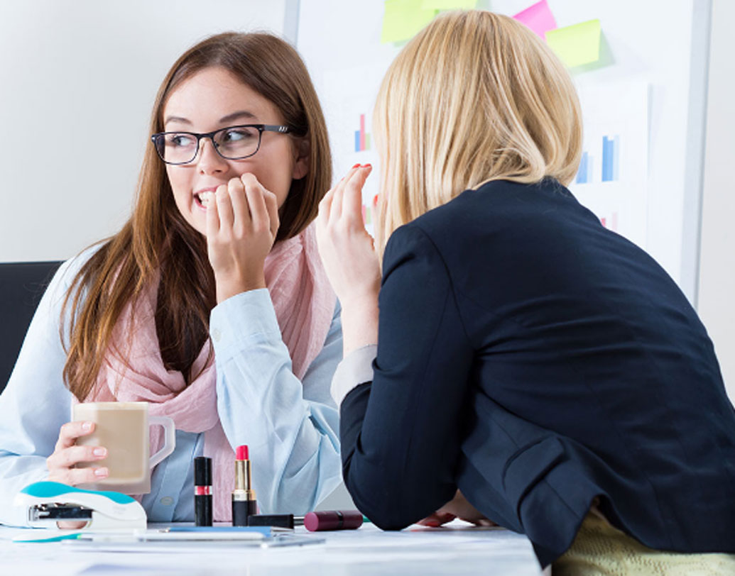 রোগা-মোটা নিয়ে আমাদের চিরকালই বড্ড মাথাব্যথা। কারও সঙ্গে দেখা হওয়া মানে তিনি প্রথমেই সামনের জন্য মোটা হয়েছেন নাকি রোগা হয়েছেন তা বলে থাকেন। তবে অফিসের ব্যাপারটা একটু আলাদা। এখানে একটা কথা প্রায়ই শুনবেন। কত রোগা হয়ে গিয়েছিস তুই! রোগা হওয়ার আনন্দে ডায়েট ভুলবেন না যেন, এটাও কিন্তু অন্যতম অফিস-মিথ্যা।