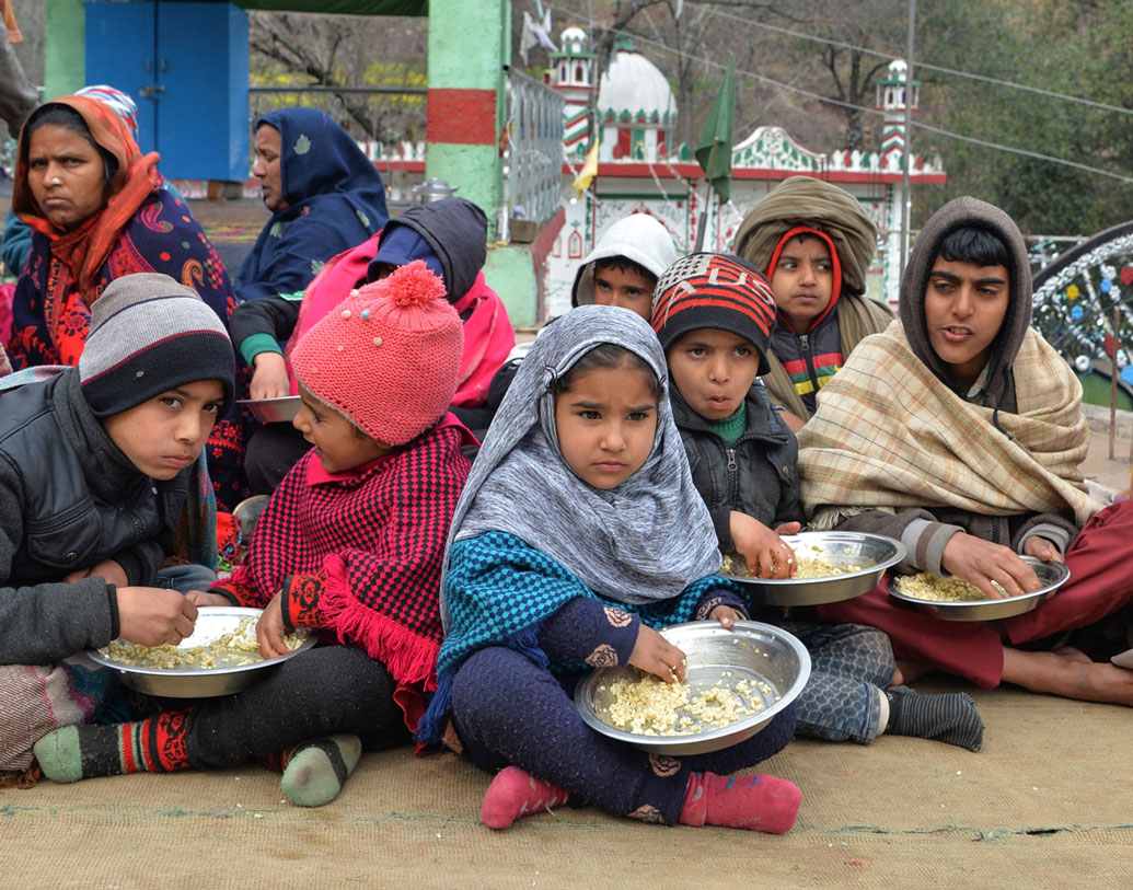 ভারতের প্রতিবেশী দেশগুলির মধ্যে প্রায় সবাই ভারতের আগে। খুশি দেশের তালিকায় পাকিস্তান আছে ৬৭ নম্বরে, বাংলাদেশে ১২৫ নম্বরে এবং চিন ৯৩ নম্বরে, ভুটান ৯৫ নম্বরে এবং শ্রীলঙ্কা ১৩০ নম্বরে।