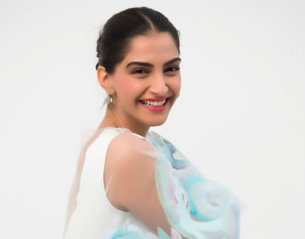 সোনম কপূর: অনিল কপূরের কন্যা সোনমের কিন্তু বলিউডে ডেবিউ হয়েছিল সহকারী পরিচালক হিসাবেই। সঞ্জয় লীলা ভন্সলীর ছবি ‘ব্ল্যাক’-এ সহকারী পরিচালকের কাজ করেছিলেন সোনম। নায়িকা হিসাবে নিজের ডেবিউ ছবি ‘সাওয়ারিয়া’-তেও সঞ্জয়কে সাহায্য করেছেন সোনম। নিজে শেখার জন্য এমন সিদ্ধান্ত নিয়েছিলেন তিনি, জানিয়েছিলেন কর্ণ জোহরের একটি শোয়ে।