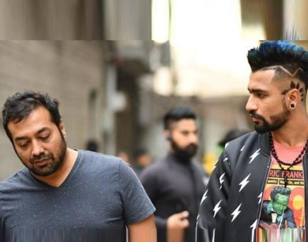 বলি ইন্ডাস্ট্রির মেধাবী অভিনেতা ভিকি কৌশল। ‘মাসান’ ছবিতে তাঁর অভিনয় দেখে চমকে গিয়েছিলেন অনেকেই। ‘গ্যাংস অব ওয়াসিপুর’ ছবিতে ভিকি কাজ করেছিলেন সহকারী পরিচালক হিসাবে।