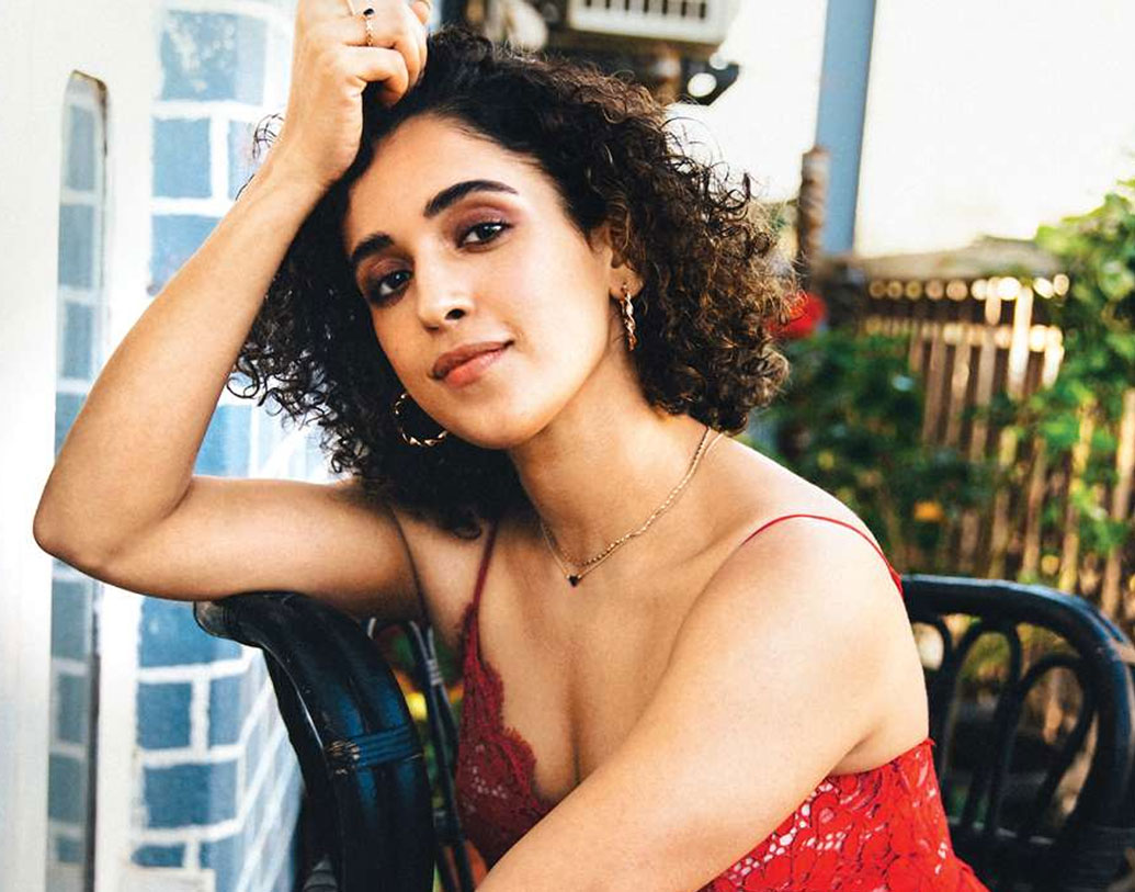 সানিয়া মলহোত্র নজরে এসেছিলেন ‘দঙ্গল’-এ। পরে দেখা গিয়েছে ‘বাধাই হো’, ‘পটাখা’ ছবিতেও। সানিয়াও আমির খান প্রোডাকশনে বহু দিন সহকারী পরিচালনার কাজ করেছিলেন।