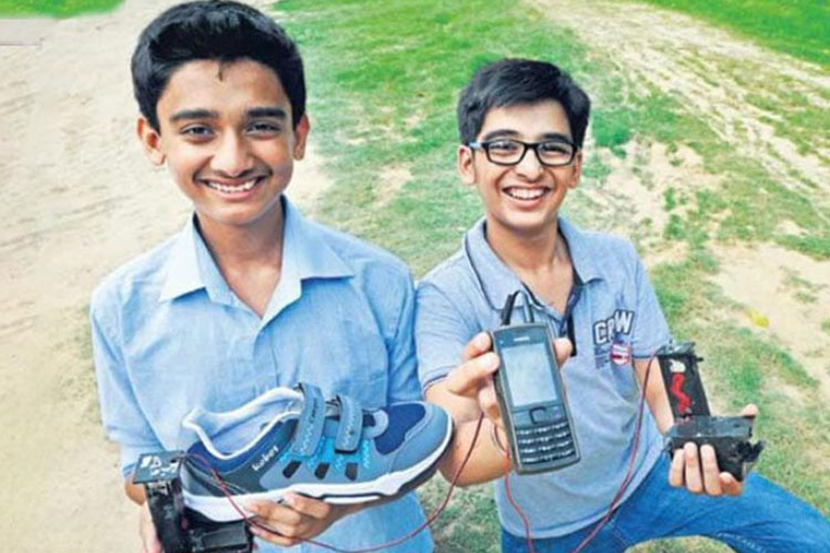 আর কয়েক বছরের অপেক্ষা মাত্র। তার পরই এমন অভিনব মোবাইল চার্জার হাতে পেয়ে যাবেন। এই চার্জারের আইডিয়া ১৯ বছরের দুই ভারতীয় কিশোরের। দিল্লির মোহক ভাল্লা এবং আনন্দ গঙ্গাধারণ।