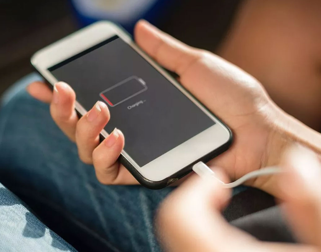 দুই বাল্যবন্ধু দশম শ্রেণিতে পড়ার সময় থেকেই এমন একটা চার্জার বানানোর পরিকল্পনা করে। মাত্র তিন মাসের মধ্যে প্রথম মডেলটাও বানিয়ে ফেলে।