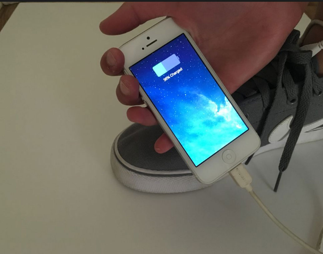 হাঁটা শুরু হলে গোড়ালিতে চাপ পড়ে। গোড়ালির এই চাপ থেকে শক্তি উৎপন্ন হয়। সেই শক্তি ডায়নামো ঘোরাতে সাহায্য করে।