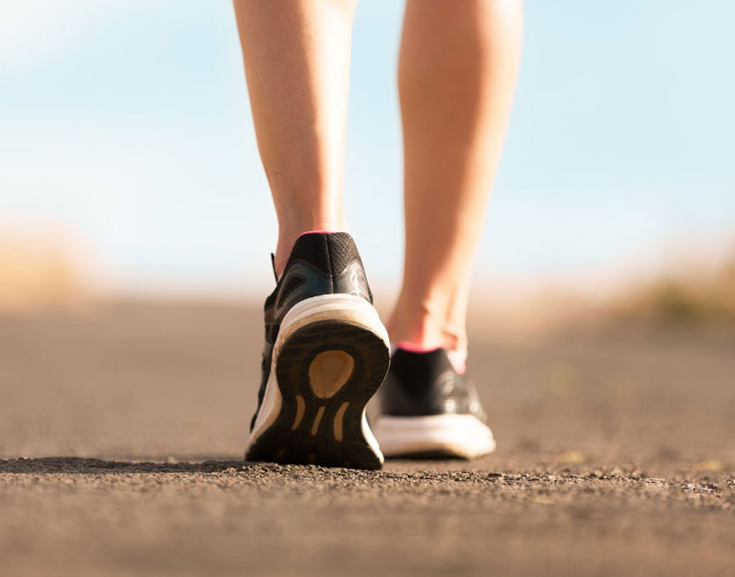 বর্তমানে যে চার্জার তাঁরা বানিয়েছেন, তার আকারটাও বেশ বড়। পায়ে পরতে যাতে কোনও অসুবিধা না হয়, সেটাও খতিয়ে দেখছেন তাঁরা। আর এক থেকে দু’বছরের মধ্যে তা বাজারে চলে আসবে, বলেও জানিয়েছেন তাঁরা।