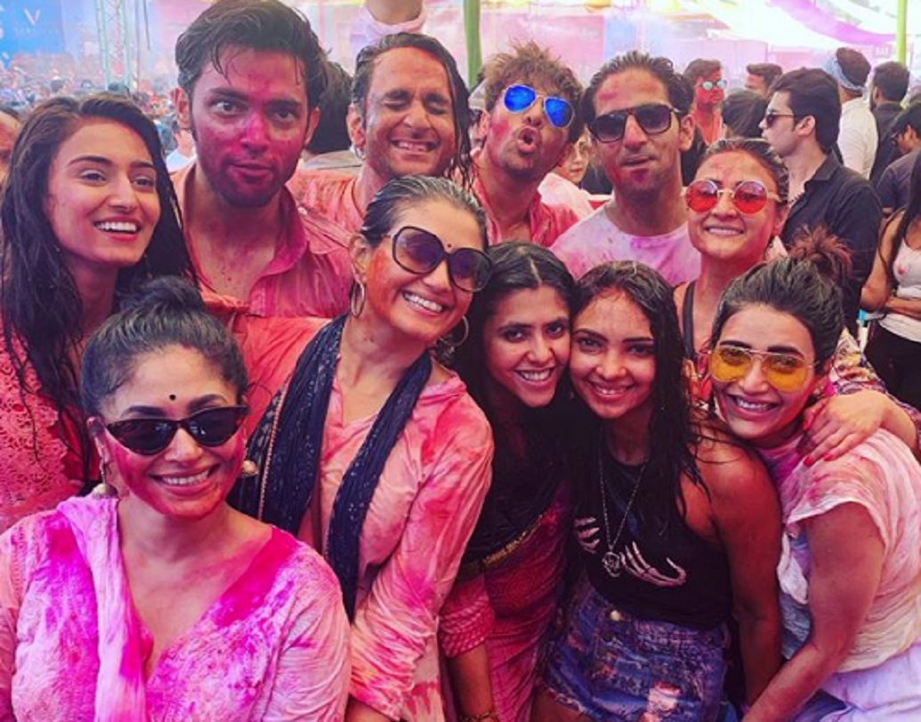 ইনস্টাগ্রামে টেলি তারকাদের সঙ্গে নিজের ছবি শেয়ার করেন একতা নিজেই। নিজেদের সোশ্যাল মিডিয়া অ্যাকাউন্টে হোলি পার্টির ছবি শেয়ার করেন অন্যান্য তারকারাও। তাতে বিগবস প্রতিযোগী তথা কাস্টিং ডিরেক্টর বিকাশ গুপ্ত এমনকি প্রাক্তন ‘কমলিকা’ উর্বশী ঢোলকিয়াকেও দেখা গিয়েছে।