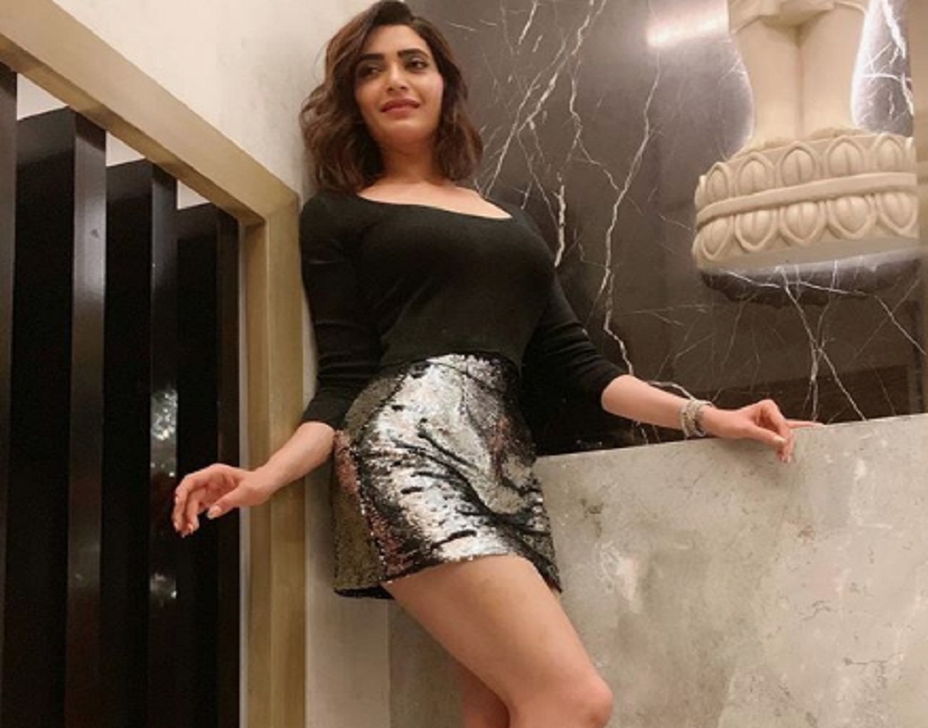 টেলিভিশনের পাশাপাশি বলিউডেও চুটিয়ে কাজ করছেন করিশ্মা তন্না। সম্প্রতি রণবীর কপূরের সঙ্গে ‘সঞ্জু’ ছবিতে দেখা গিয়েছিল তাঁকে। একতার ডাক পেয়ে পার্টিতে ছুটে এসেছিলেন তিনিও।