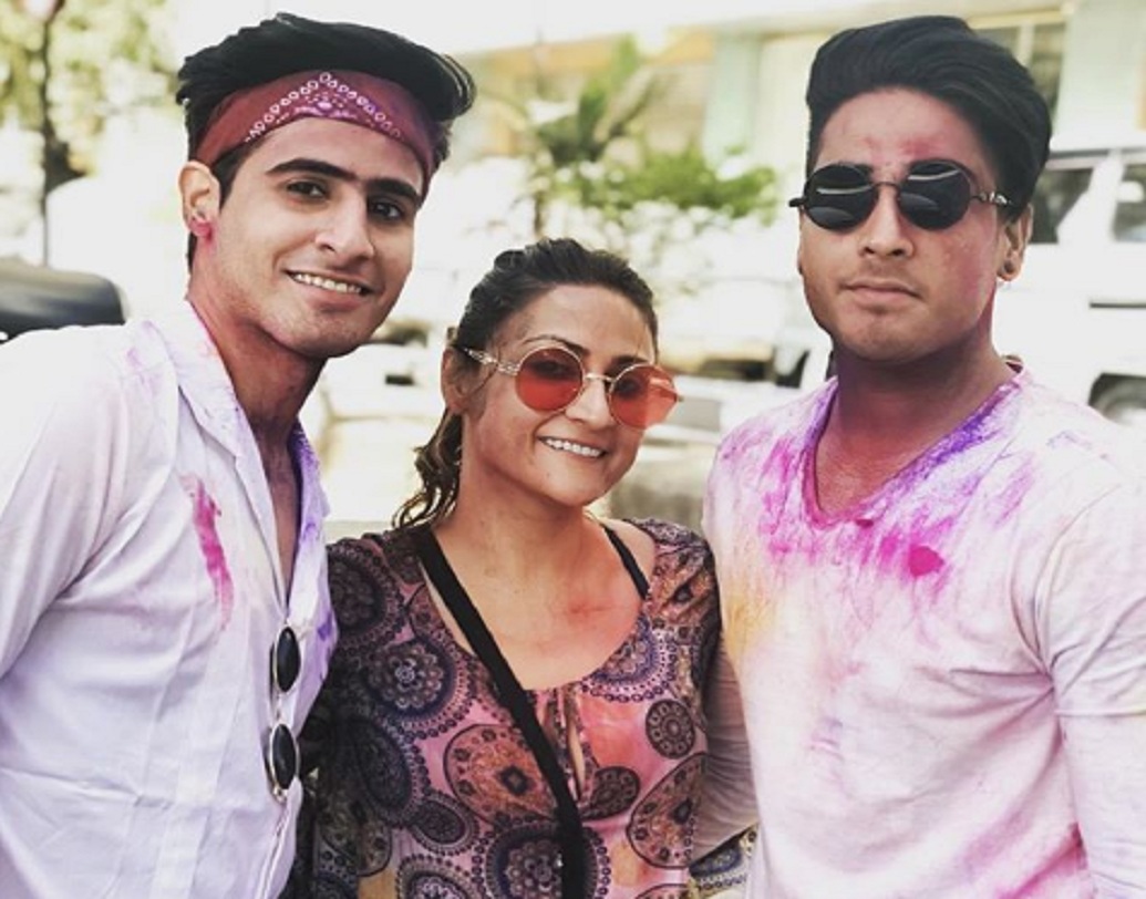 টেলিভিশনে খলনায়িকার চরিত্রকে যিনি জনপ্রিয় করে তুলেছিলেন, সেই উর্বশী ঢোলকিয়াও ছিলেন পার্টিতে। ‘কসৌটি জিন্দেগি কি’-এর রিমেকে এই মুহূর্তে তাঁর চরিত্রে অভিনয় করছেন হিনা খান। তবে তাঁকে দেখা যায়নি।