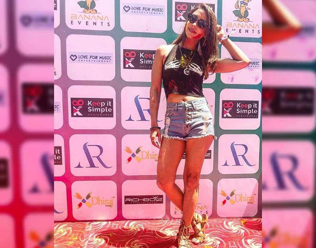 অর্জুন পুরস্কার বিজয়ী সাঁতারু সন্দীপ সেজওয়ালকে বিয়ে করেছেন বঙ্গতনয়া পূজা বন্দ্যোপাধ্যায়। এই মুহূর্তে ‘কসৌটি জিন্দেগি কি’-তে গুরুত্বপূর্ণ চরিত্রে রয়েছেন। চুটিয়ে রং খেলতে দেখা গিয়েছে তাঁকেও।