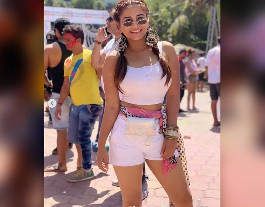 বাঙালি অভিনেতা ইন্দ্রনীল সেনগুপ্তর সঙ্গে ‘নিমকি মুখিয়া’য় অভিনয় করছেন ভূমিকা গুরুঙ্গ। তবে গ্রামের মেয়ে হিসাবে নয়, হোলি পার্টিতে পুরোদস্তুর হট লুকে দেখা গিয়েছে তাঁকে।