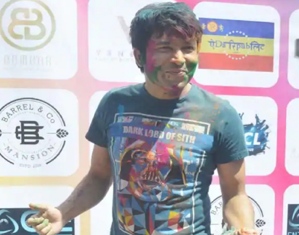 ‘কপিল শর্মা শো’য়ে চা বিক্রেতা চাঁদু হিসাবে সকলে চেনেন চন্দন প্রভাকরকে। তবে হোলি পার্টিতে টি-শার্ট এবং ডেনিমের সঙ্গে ক্যাজুয়াল লুকেই ধরা দিয়েছিলেন তিনি।