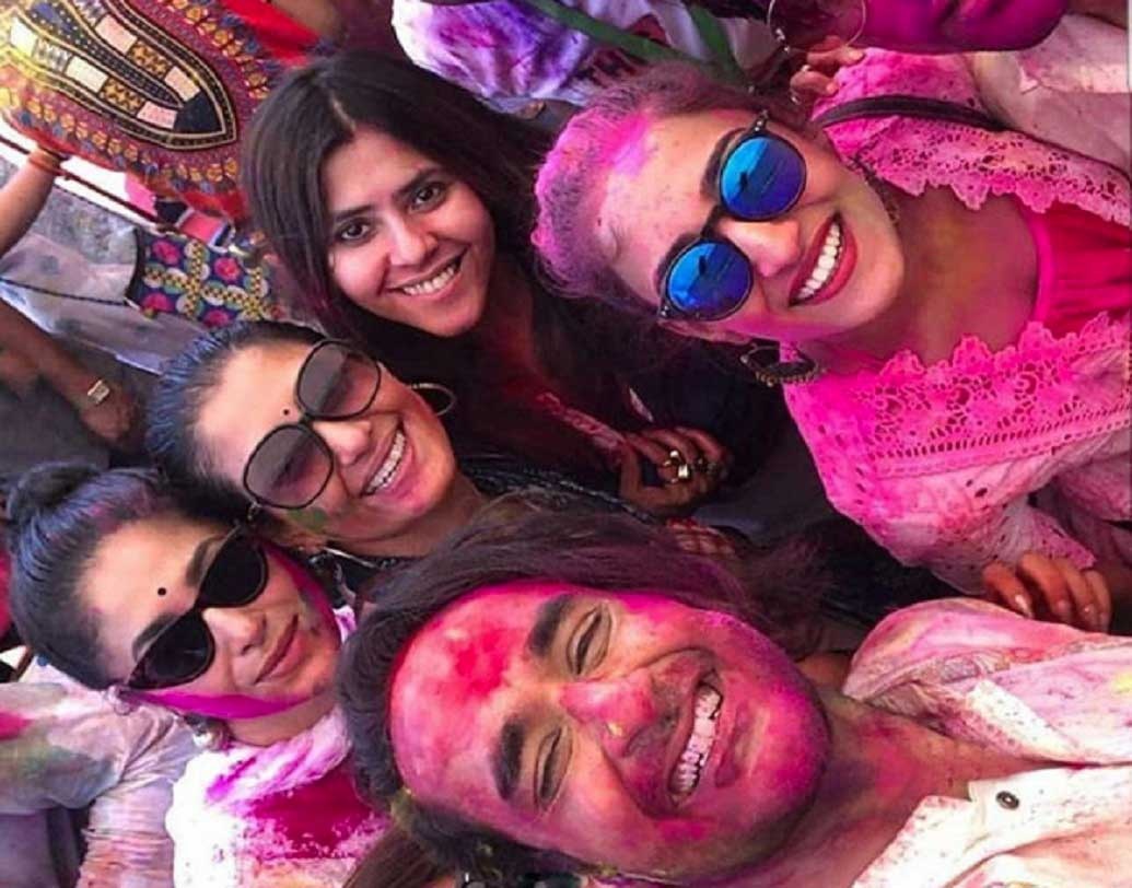 বিগ বসের পর ফের পুরনো ভূমিকায় ফিরে গিয়েছেন বিকাশ গুপ্ত। তার মধ্যে সঞ্চালনার কাজও সামলাচ্ছেন। নিজের হাতে তৈরি তারকাদের সঙ্গে হাসিমুখে পোজ দিতে দেখা যায় তাঁকেও।