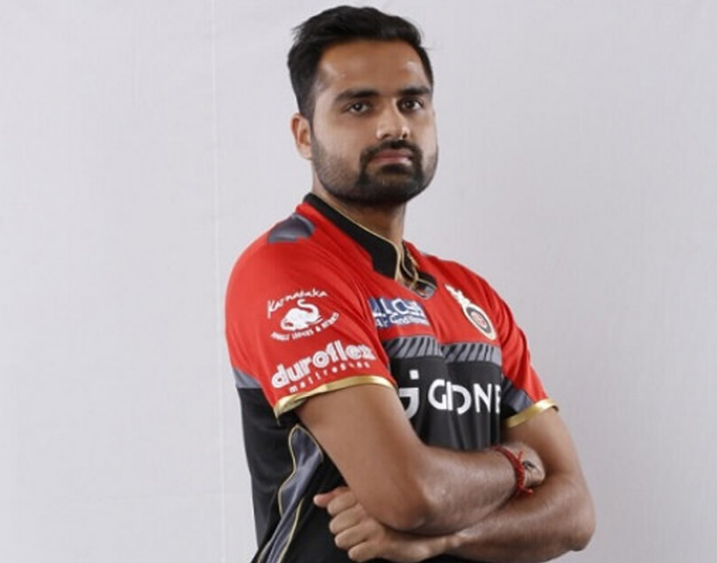 রাজস্থানের বাঁ-হাতি মিডিয়াম পেসার অনিকেত চৌধুরি রয়্যাল চ্যালেঞ্জার্স ব্যাঙ্গালোরের হয়ে আইপিএলে খেলেছেন গত দুই মরসুম। তার আগে ২০১৩ আইপিএলে কিংস ইলেভেন পঞ্জাব দলে ছিলেন। এখনও পর্যন্ত আইপিএলে পাঁচ ম্যাচে পাঁচ উইকেট নিয়েছেন তিনি। ২০১৮-১৯ মরসুমে রঞ্জি ট্রফিতে নয় ম্যাচে ৪৯ উইকেট নিয়েছেন ২৯ বছর বয়সী।